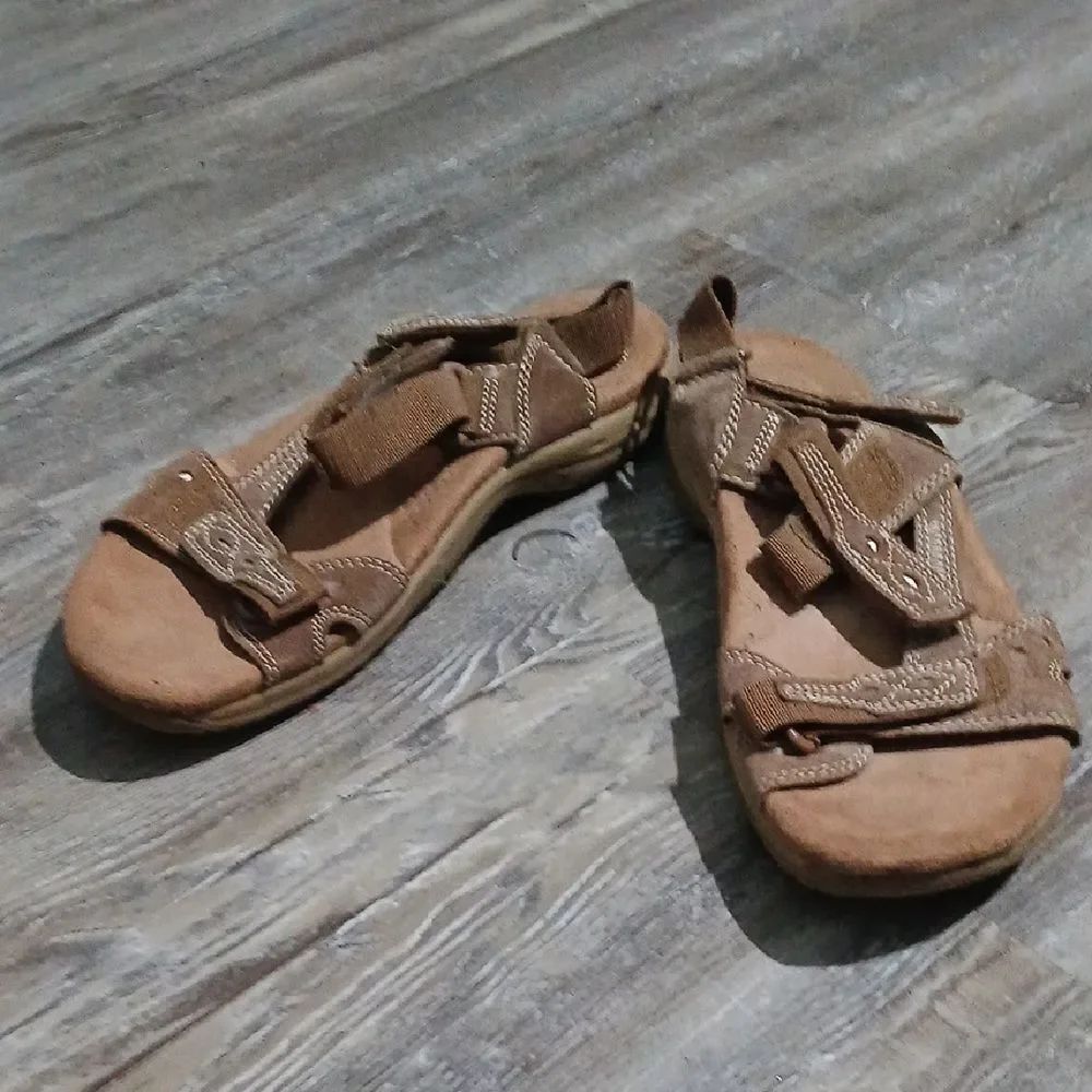 Earth Origins light brown strap sandals Sz 8 excellent condition